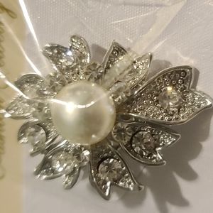 Silver-tone and crystal flower broach pin